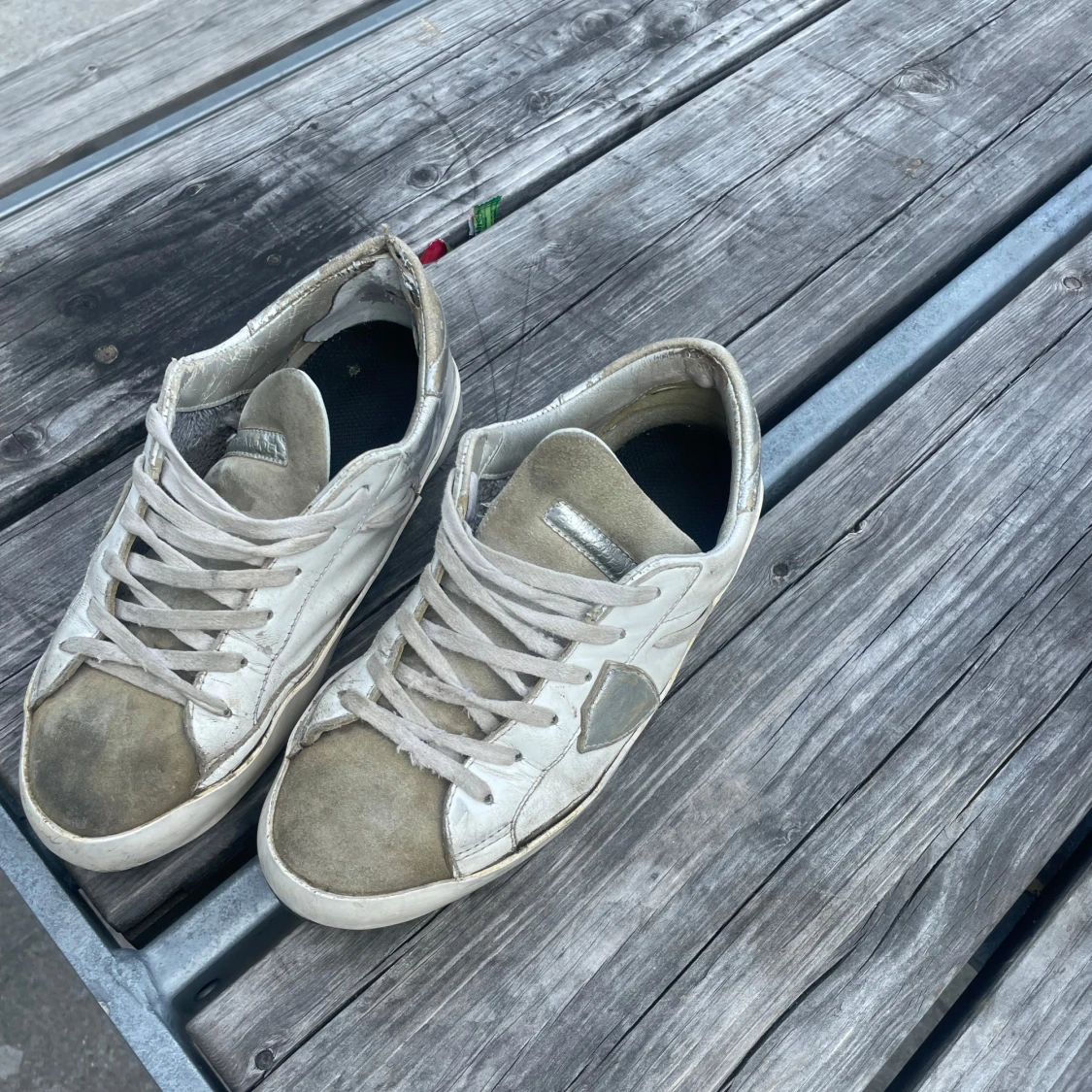 Vita sneakers med grå mockadetaljer