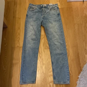 Ljusblå jeans från Jack & Jones - Säljer ett par klassiska ljusblå jeans från Jack & Jones. Jeansen har normal passform och är tillverkade i bomull, storlek W28/L32. Perfekta för en avslappnad och stilren look.