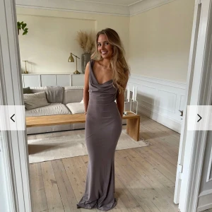 Balklänning öppen rygg - Elegant balklänning i färgen taupe med draperad framsida och öppen rygg. Perfekt för studentbalen, tyvärr kände jag att färgen inte passade mig har därför endast testat den och lappen är kvar. Skriv privat för egna bilder🥰(nypris 575 + 50kr frakt)