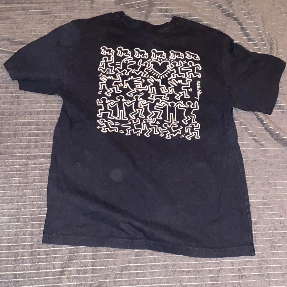 Svart t-shirt med konstnärligt tryck - 1
