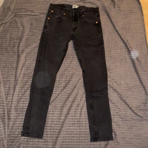 Svarta jeansbyxor - Snygga svarta jeansbyxor med en klassisk design. De har en rak passform.