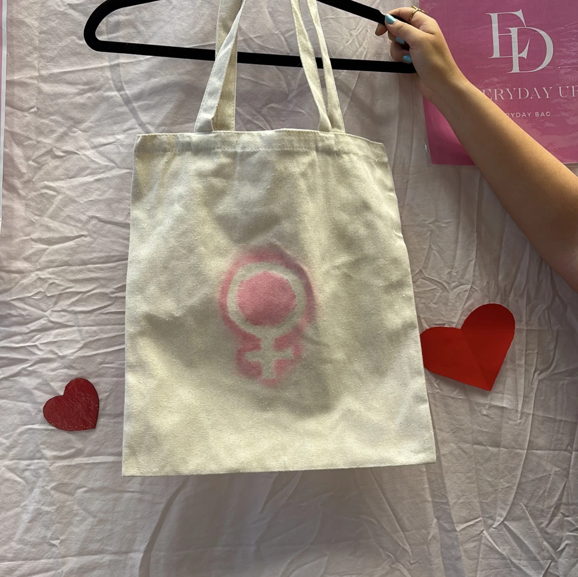 Vit shoppingväska med rosa symbol