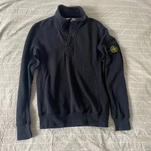 Stone Island Button Up Zip - Stone Island tröja köpt för 4399kr. Bra skick, inga defekter. Om du vill ha en legit check eller bara fler bilder tveka inte på att höra av dig. Mvh