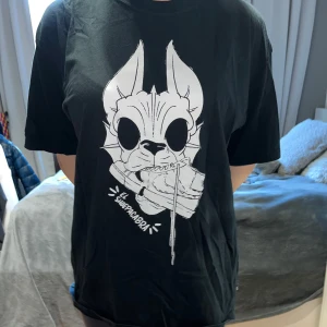 Svart t-shirt med tryck - Säljer en svart t-shirt  från Nike. Lite overzised 