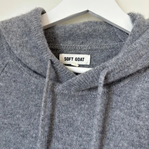  Soft Goat Kashmir hoodie - Säljer en Soft Goat Kashmir hoodie. Otroligt mjuk och bekväm. Passar till allt och är i ett väldigt bra skick!                (Nypris runt 3500kr)