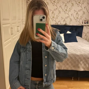 Blå jeansjacka - Skit snygg jeans jacka och är använd fåtal gånger så i mycket bra skick! Från hm i storlek Xxs men passar mig mycket bra som har storlek xs. Den är stor i storleken. Köpt för ca 400kr för två år sedan.