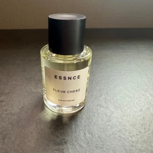 Essnce Fleur Chere Eau de Parfum -  Essnce Fleur Chere Eau de Parfum. Doften är innesluten i en stilren, genomskinlig glasflaska med en svart kork. Perfekt för den som tycker om Arianas cloud parfym då de är ganska lika i doften☺️ (endast testad )