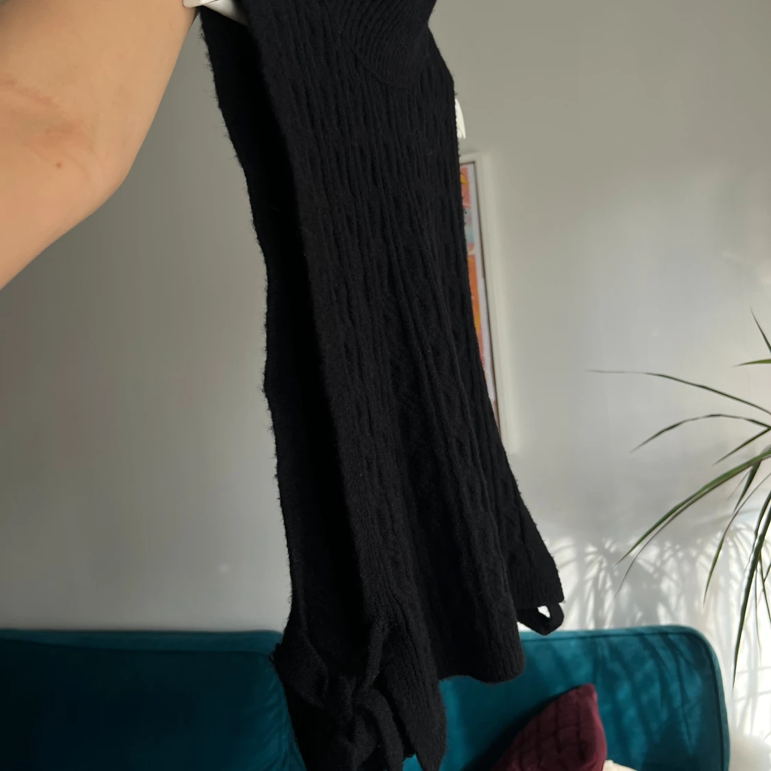 Svart stickad väst med knyt - 1