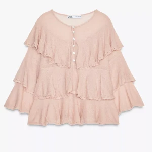 Beige volangtröja från Zara - Säljer en söt beige tröja från Zara med volanger och knappar framtill, perfekt till våren!!!💕💕 Tröjan är aldrig använd säljer då jag ej hann lämna tillbaka, köpt för 399🤗