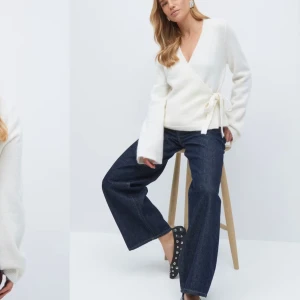 Vit omlottkofta - Säljer den här fina omlottkoftan från Gina andvönd fåtal gånger men har några fläckar längst ner på armen som knappt syns därav billigt pris❤️