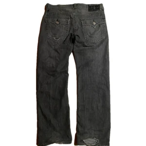 True religon Jeans  - Feta, har en reva på låret, är ganska använda och har lite heelbite annars fina dm för bilder eller annat strlk 36 men sitter mer som 33-32 ish