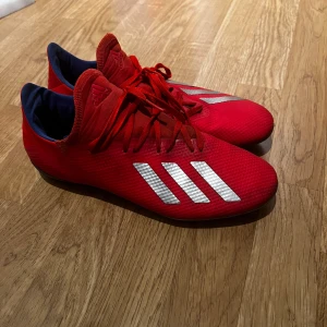 Fotbollsskor från Adidas - Skorna har dobbar för optimalt grepp på planen. Perfekta för fotbollsspelare som vill ha nära kontakt med gräset när dem spelar. Storlek 44 men passar 43. Skick 9/10. Skriv vid intresse📩✨