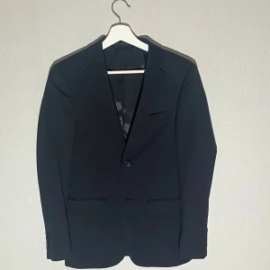 Kavaj och kostym byxor - Snygg svart kavaj och matchande byxor från Dressmann. Väldigt bra skick då jag bara använt den en gång. Herr storlek 40 vilket är s/xs. Pris kan diskuteras vid snabb affär. Skickar gärna fler bilder om det behövs