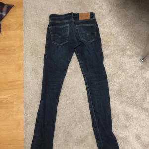 Levis 519 jeans - Snygga Levis 519 som gör sig bäst med lite häng, de är inte speciellt baggy utan mer åt slim/skinny hållet. Storleken som står på är 28 32. Skön stretch