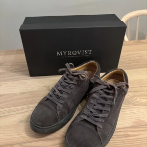 Mörkgråa sneakers från Myrqvist - Snygga mörkgråa sneakers i mocka i märket Myrqvist. Modellen heter Oaxen Monochrome i färgen Dark Grey Suede. Nypris 1999kr, lite slitna skosnören som lätt går att byta men annars jättefint skick!
