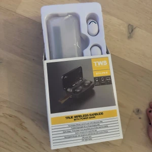 TWS True Wireless Earbuds med Power Bank - Säljer TWS True Wireless Earbuds med inbyggd power bank. De har digital display, touchkontroll och är handsfree. Perfekt för trådlös musik och samtal. Kompakt och stilren design.