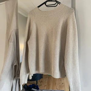 Beige stickad tröja från Vero Moda - Säljer en mysig beige stickad tröja från Vero Moda. Tröjan har en rund halsringning och långa ärmar, perfekt för kyligare dagar. Den är enkel och stilren, vilket gör den lätt att matcha med olika outfits. Perfekt för både vardag och avslappnade tillfällen💕Säljer nu pågrund av att den inte kommer till användning:)