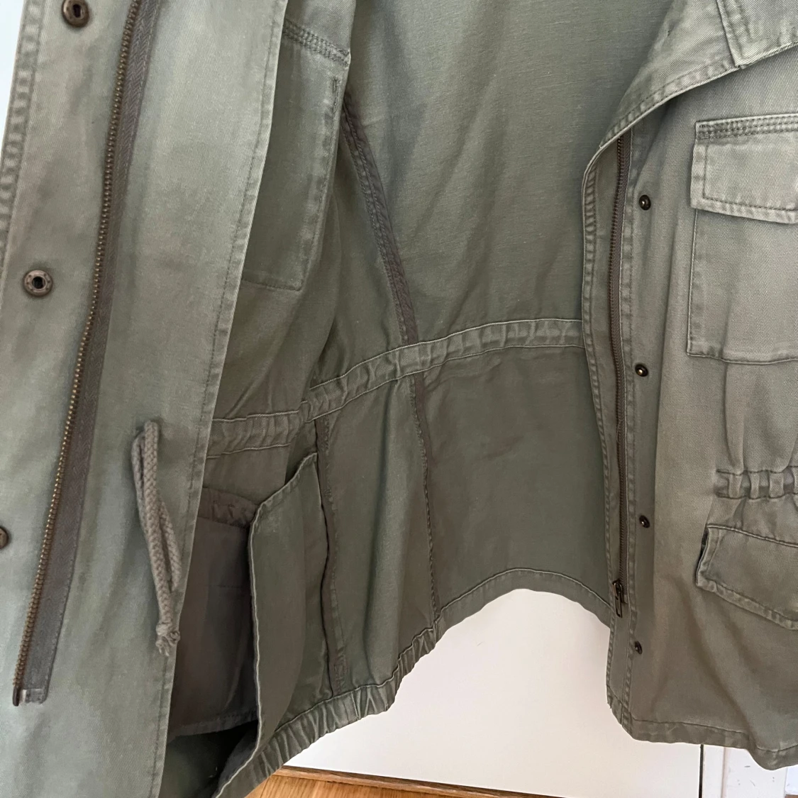 Olivgrön jacka med dragkedja - 4