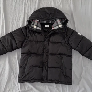 Svart burberry jacka/väst - Säljer en snygg och varm burberry jacka/väst. Använd ungefär 3 gånger och har inga synliga täcken på skador. Priset är ej hugget i sten. Om ni skulle vara intresserade eller undra över något så är det bara och skriva😊