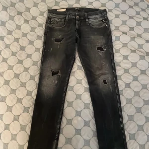 Svarta jeans med slitningar - Snygga svarta jeans från G-Star med coola slitningar på benen. 