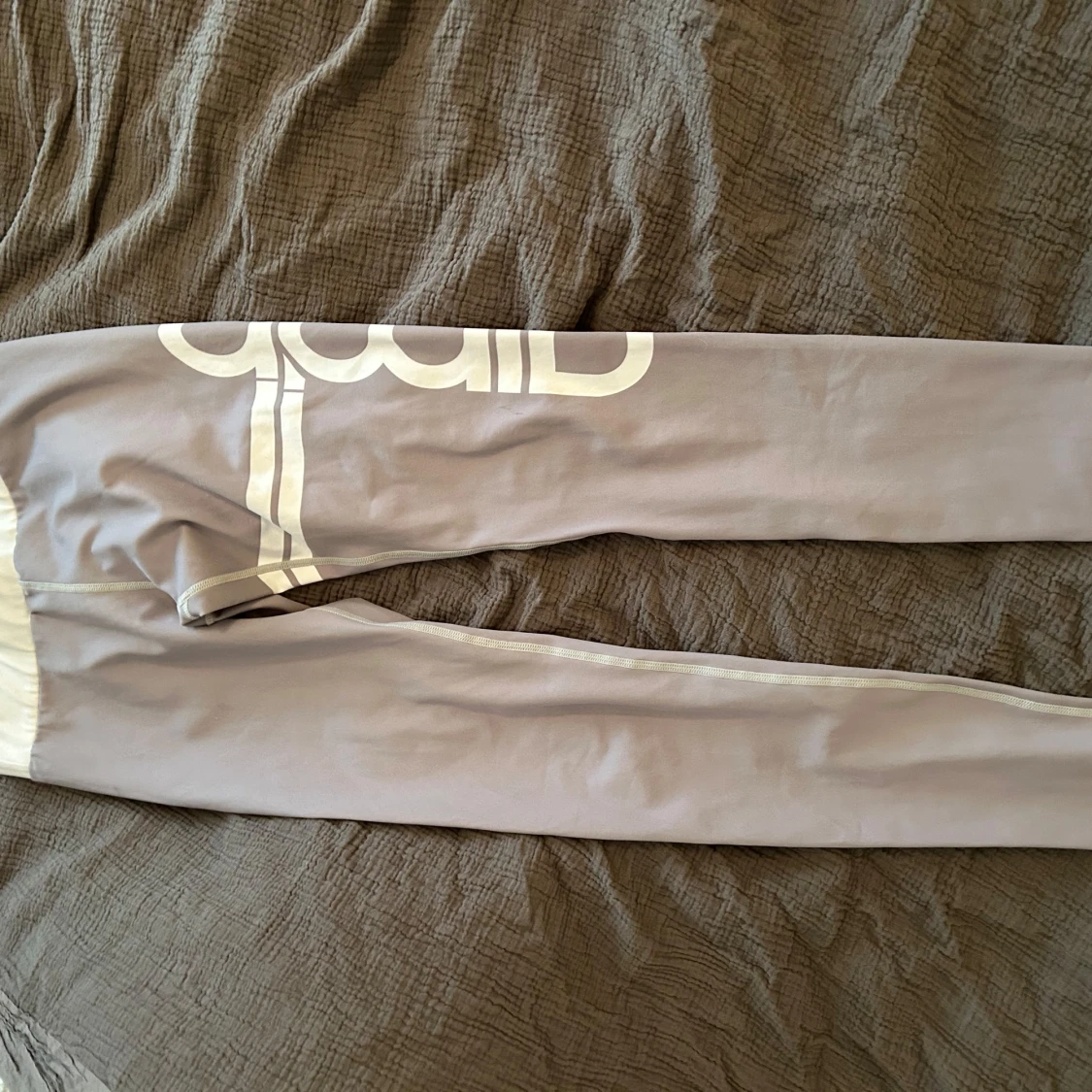 Grå leggings med vit text - 2