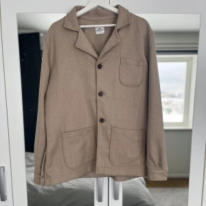 Beige jacka från John Henric - Säljer en stilren beige jacka från John Henric i storlek XL (sitter som L). Har använts typ 5 gånger o den är som ny. Jag på bilden är 193cm. Nypris 1500kr, mitt pris 500kr. Hör av dig vid frågor o funderingar😃 Kan gå ner i pris vid snabb affär🤩