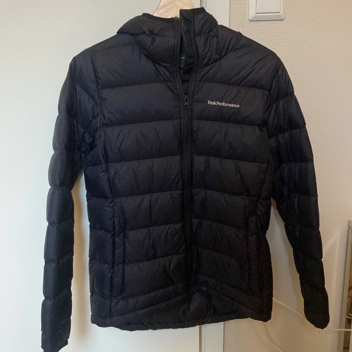 Svart dunjacka från Peak Performance