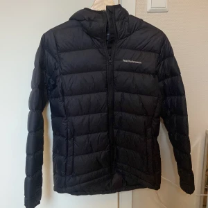 Svart dunjacka från Peak Performance - Säljer en svart dunjacka från peakperformance. Använd några gånger i storlek s. Priset kan diskuteras 
