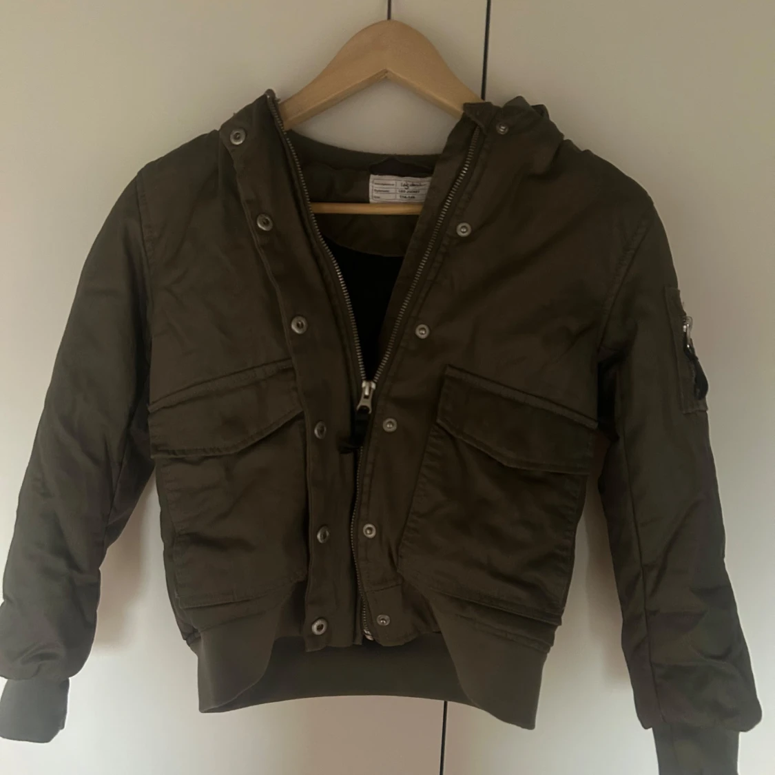 Olivgrön bomberjacka från L8G Denim