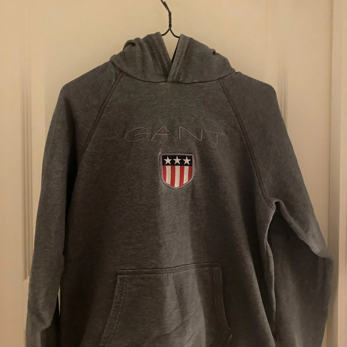 Grå hoodie från GANT