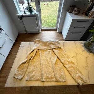 Stickad axeltröja från Jörlevik - Säljer en mysig stickad axeltröja från Jörlevik. Ny pris 699kr. Perfekt för kallare dagar. Den är mjuk och bekväm. Aldrig använd, skick 10/10. Storlek M passar även S. Skriv för fel bilder och frågor📩✨