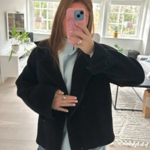 Svart arket kappa - Så snygg kappa från ARKET, den är i bra skick och har blivit lite nopprig eftersom att det är sånt material (ull blandning). Den är väldigt varm och skön. Det noppriga är inget som syns tydligt när man har på sig den som ni ser på bilderna. ❤️