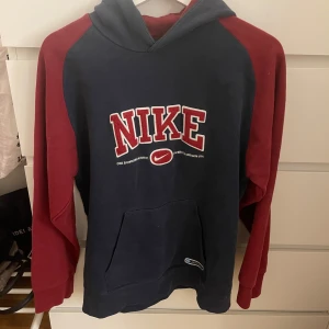 Vintage Nike hoodie - Super fin blå och röd vintage nike hoodie som tyvärr inte passar längre. Väl använd men inga defekter. XL i barn storlek vilket jag skulle säga passar xs/s.🤍