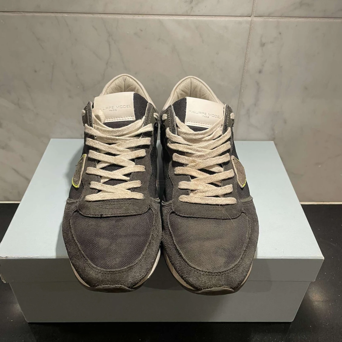 Grå sneakers från Philippe Model - 2