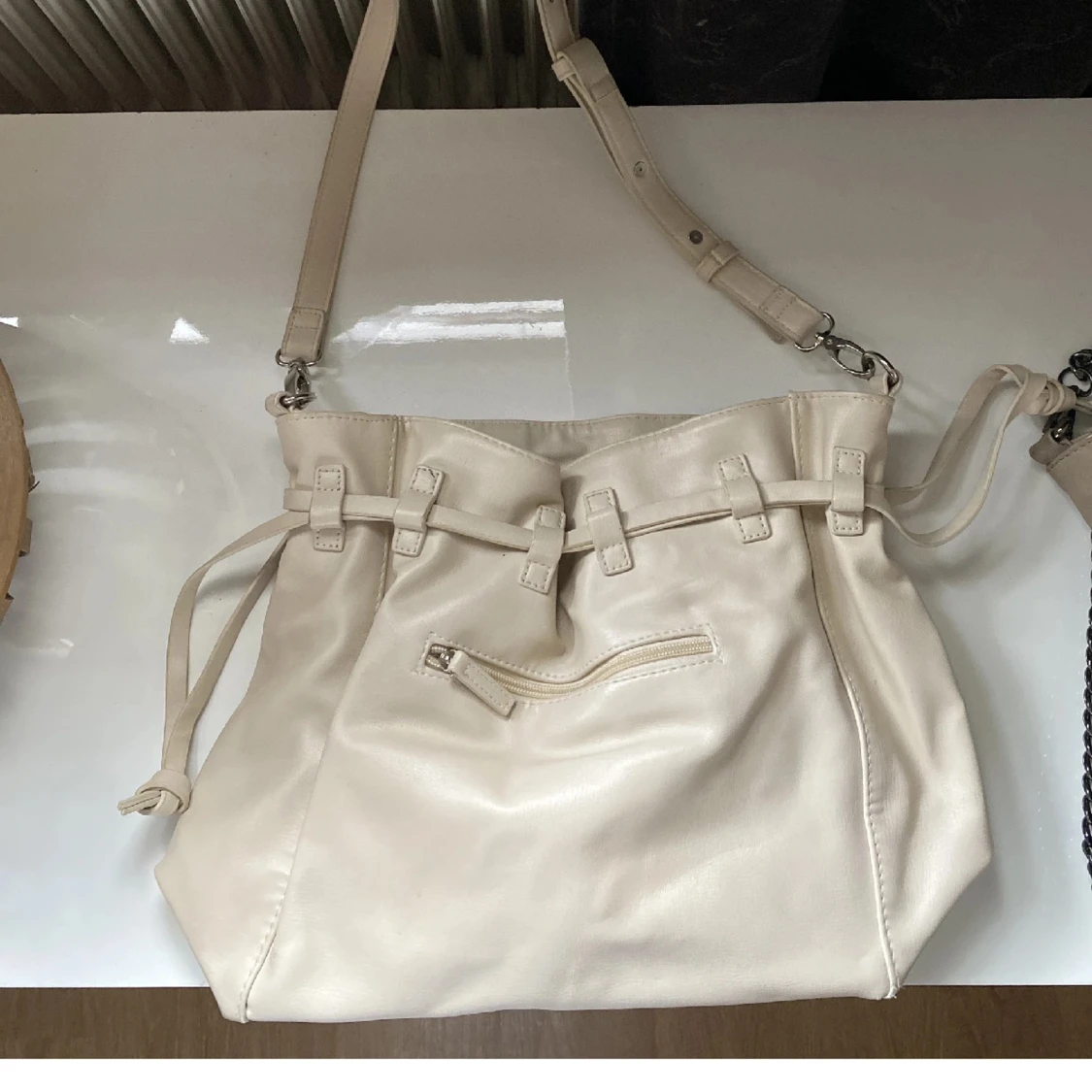 Svart axelväska med gulddetaljer - 4