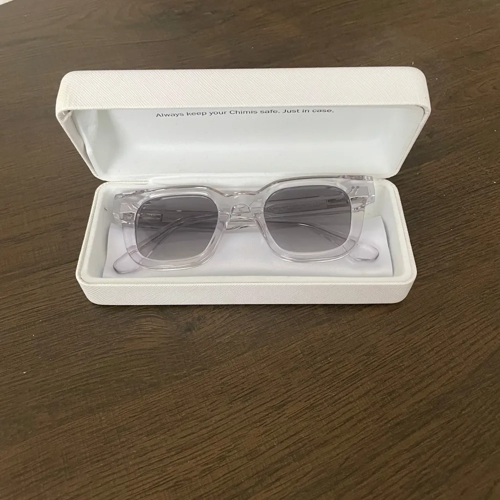 Chimi 04 Clear. Oanvända, nya. Kommer i påse, fodral tillkommer ej. Nypris: 1350kr. Asusteet.