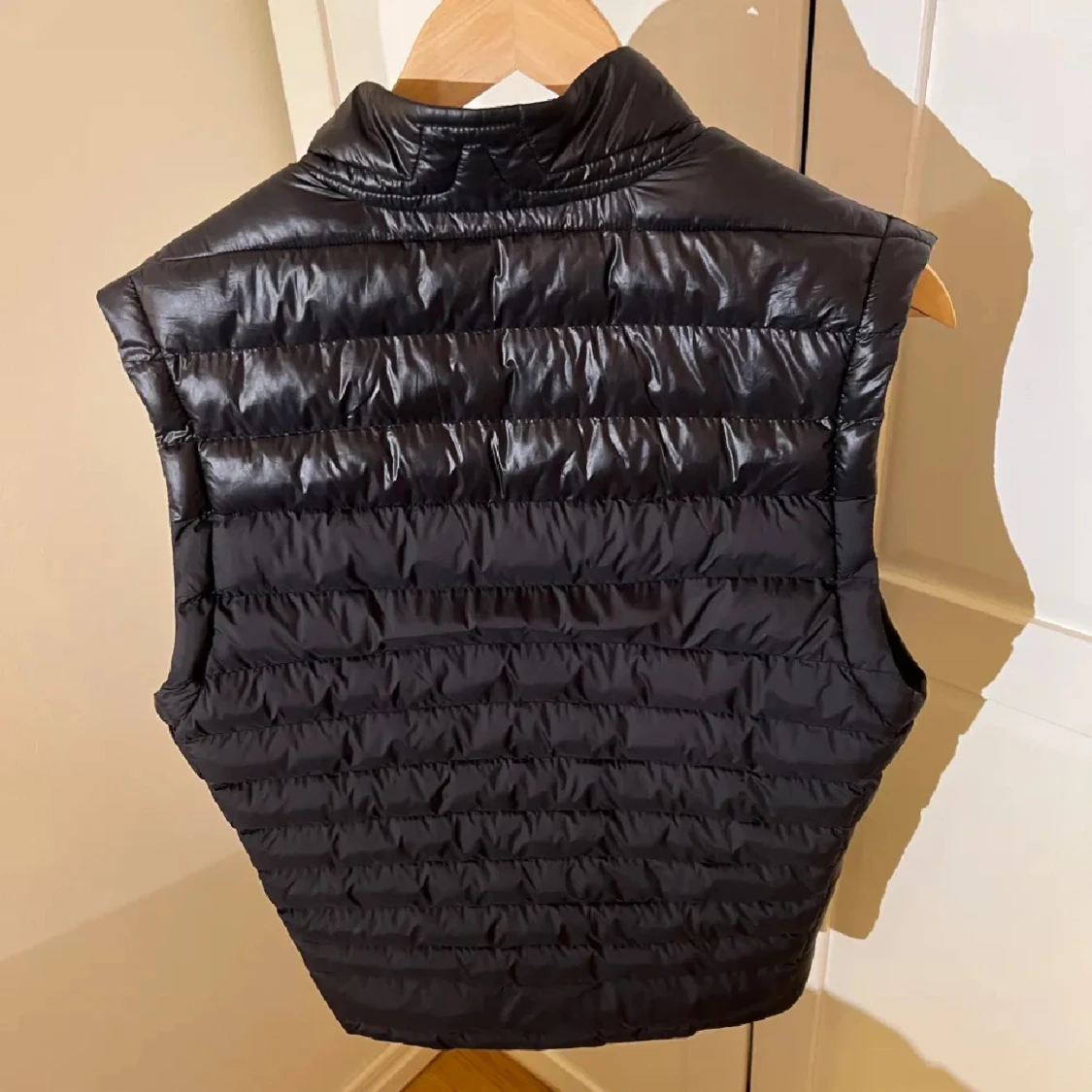 Svart dunväst från J.Lindeberg - 1