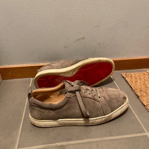 Christian Louboutins  - Tja, säljer nu mina Louboutins då de inte passar mig längre. Skorna har använts ett tag och är därmed också lite smutsiga som man nog kan få bort om man lägger lite tid på det men utom de så är skorna i fint skick 