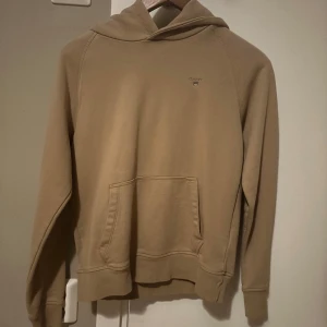 Beige hoodie från Gant - Säljer en beige gant hoodie mycket bra skick andvänd 1 gång. Köpte för något runt 500kr