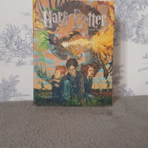 Harry Potter och den flammande bägaren - Säljer boken 'Harry Potter och den flammande bägaren' från Tiden förlag. Boken har en färgglad framsida med illustrationer av drakar och huvudkaraktärerna. Perfekt för fans av fantasy och magi!