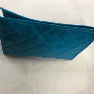 Turkos quiltad väska med spegel - Snygg turkos väska med quiltad design och praktisk dragkedja. Insidan har en liten spegel och flera fack för enkel organisering. Perfekt för att hålla ordning på dina saker.  Helt ny, finns rosa lila färg kvar 