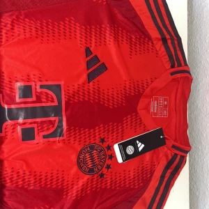 Bayern München fotbollströja  - Bayern München fotbollströja i nyskick säljs