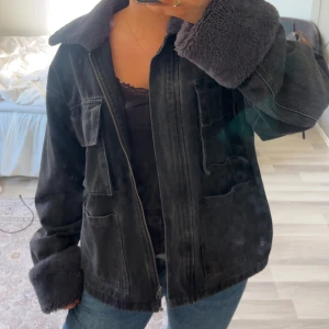 Svart jacka med teddyfoder - Säljer en svart jacka med mysigt teddyfoder och dragkedja. ❤️