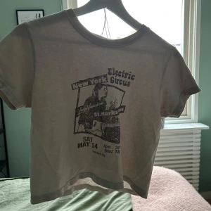 Vit t-shirt med tryck  -  vit t-shirt från Brandy Melville med tryck, jätte fin skick och perfekt för vår och sommar🩷