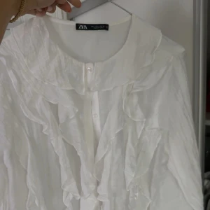 Fin vit blus från zara - en jättefin blus som använts en gång! är genomskinlig men funkar med ett linne under. Storlek L men passa även M💓