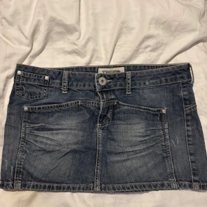 Jeanskjol från TRF Denim Rules - Snygg jeanskjol från TRF Denim Rules med låg midja. Passar S/M