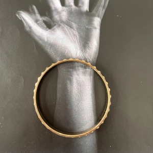 Armband- Guld  - Skriv till oss om frågor vid t.ex storlek osv! 