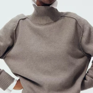 Beige stickad polotröja - Säljer denna slutsålda beiga stickade polotröjan från H&M, i jätte fint skick endast använd fåtal gånger🩷