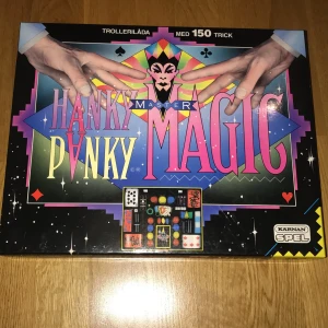 Hanky Panky Master Magic Trollerilåda - Säljer en Hanky Panky Master Magic trollerilåda med 150 trick. Perfekt för den som vill lära sig magi och imponera på vänner och familj. Innehåller olika magiska tillbehör för att utföra spännande trick. En rolig och kreativ aktivitet för alla åldrar.