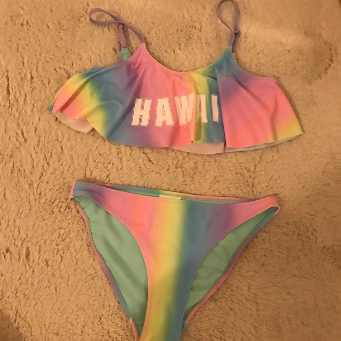 Färgglad bikini med text